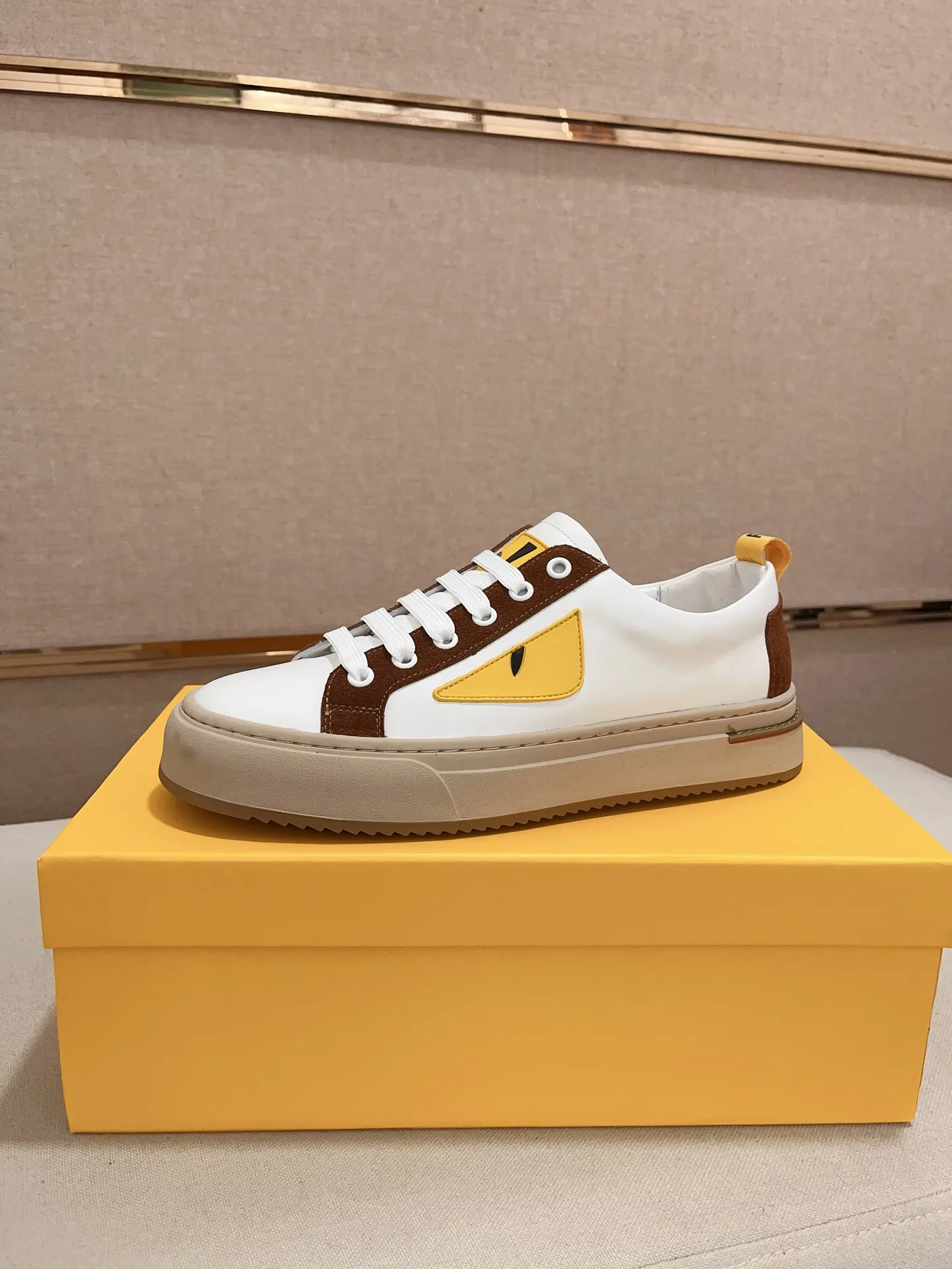 Men's shoes💰: 400💰[Fendi] Fendi's latest casual shoes for men! Available at counters simultaneously! A one-to-one replica of the original. All imported official website one-to-one cowhide fabric. The interior is made of top-grade sheepskin, and the original factory-supplied rubber outsole is used. Leading new fashion concepts. Matching code: 38-44. (can be customized for 45 non-refundable)